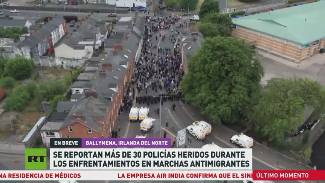 Más de 30 policías heridos en enfrentamientos durante marchas antimigrantes en Irlanda del Norte