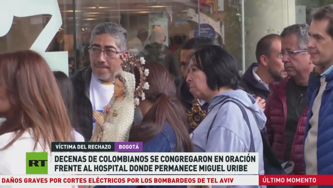 Decenas de colombianos se congregan en oración frente al hospital donde permanece Miguel Uribe