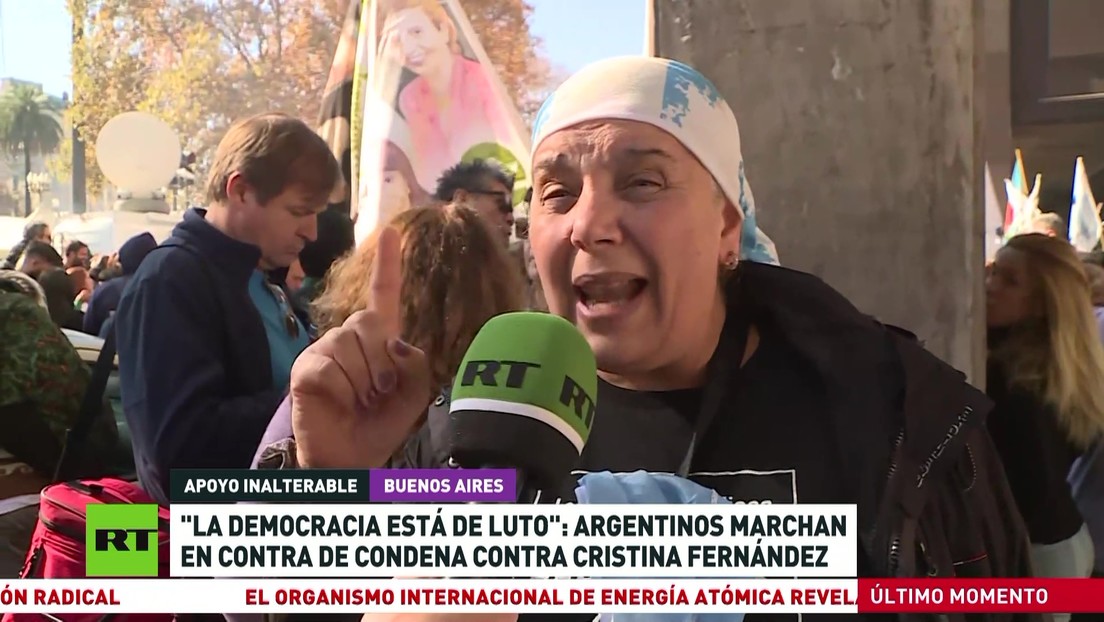 "La democracia está de luto": Argentinos marchan contra la condena contra Cristina Fernández