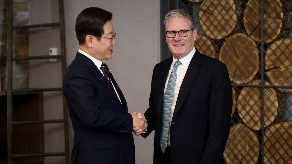 VIDEO: Keir Starmer confunde a un traductor con el presidente de Corea del Sur