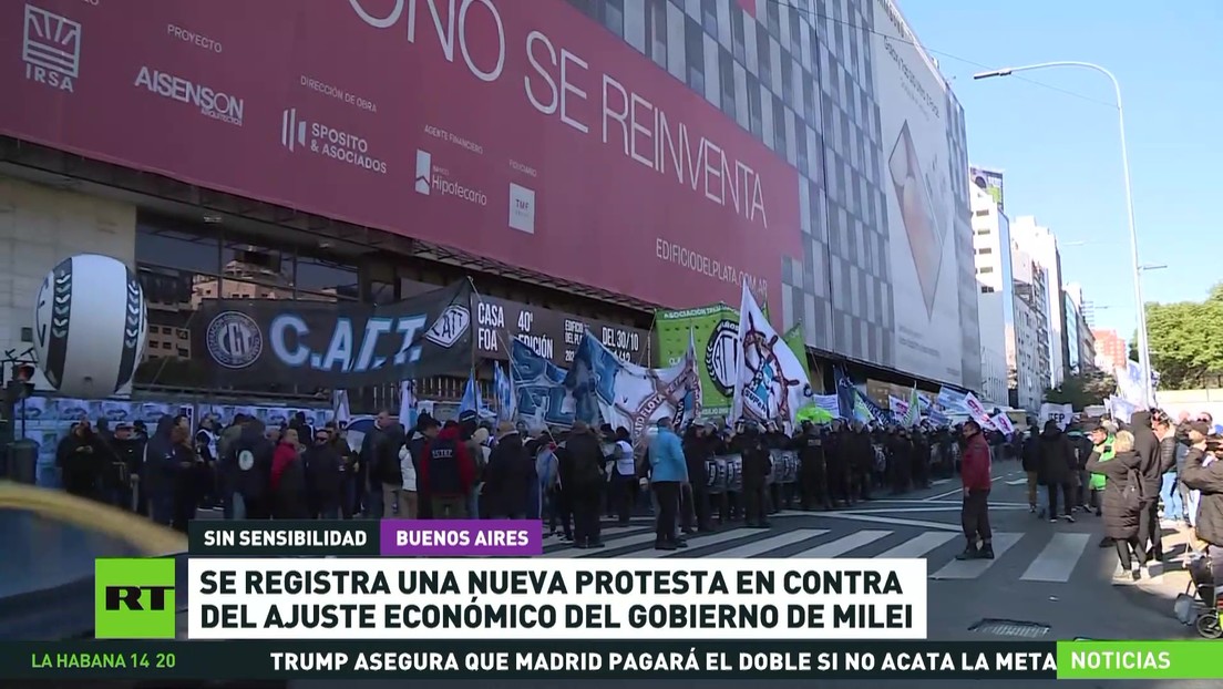 Manifestantes expresan su rechazo a políticas de desregulación del Gobierno de Javier Milei