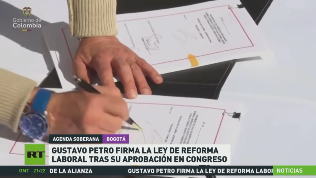 Gustavo Petro firma la ley de Reforma Laboral tras su aprobación en el Congreso colombiano