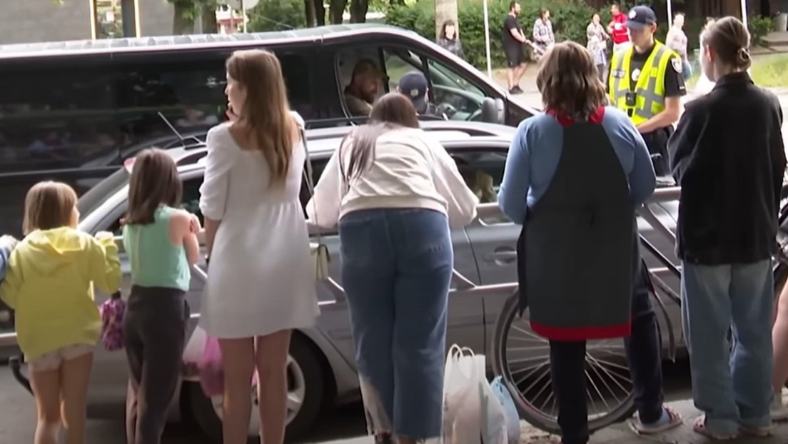 Ucraniano se encierra en su coche para escapar de reclutadores (VIDEO)
