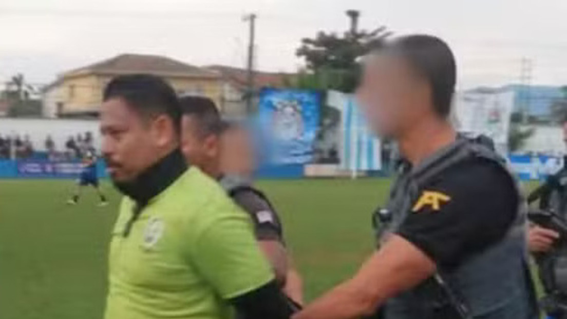 Detienen a un árbitro de fútbol en pleno partido bajo cargos de narcotráfico (VIDEO)