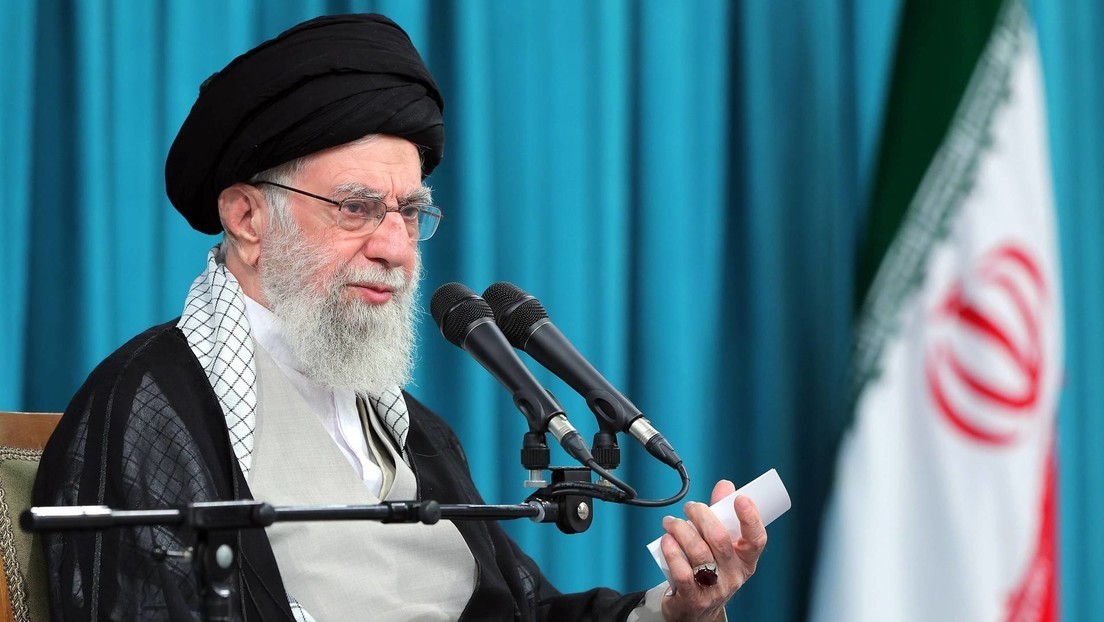 Líder supremo de Irán: "Israel fue aplastado por los golpes de Teherán"