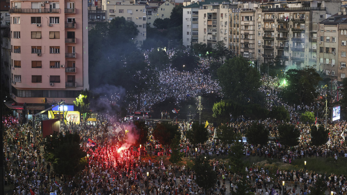 Protestas masivas opositoras paralizan la capital de Serbia (VIDEOS)