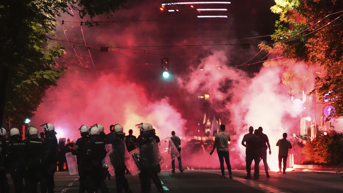 Manifestantes en Serbia construyen barricadas en una nueva jornada de protestas (VIDEOS)
