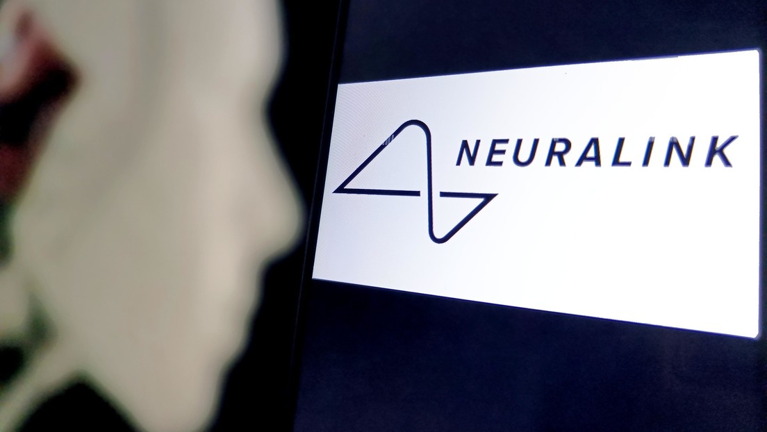 VIDEO: Neuralink muestra a un robot de Tesla controlado mentalmente