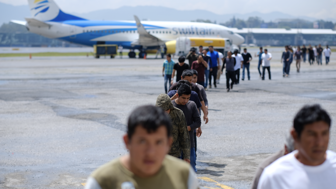 EE.UU. detuvo a un caníbal que "empezó a comerse a sí mismo" en un vuelo de deportación