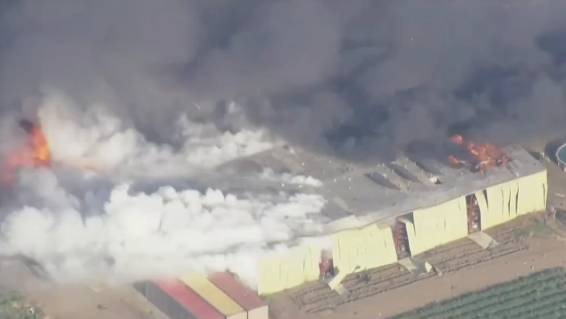 VIDEOS: Fuerte explosión en un almacén de pirotecnia desata incendio en EE.UU.