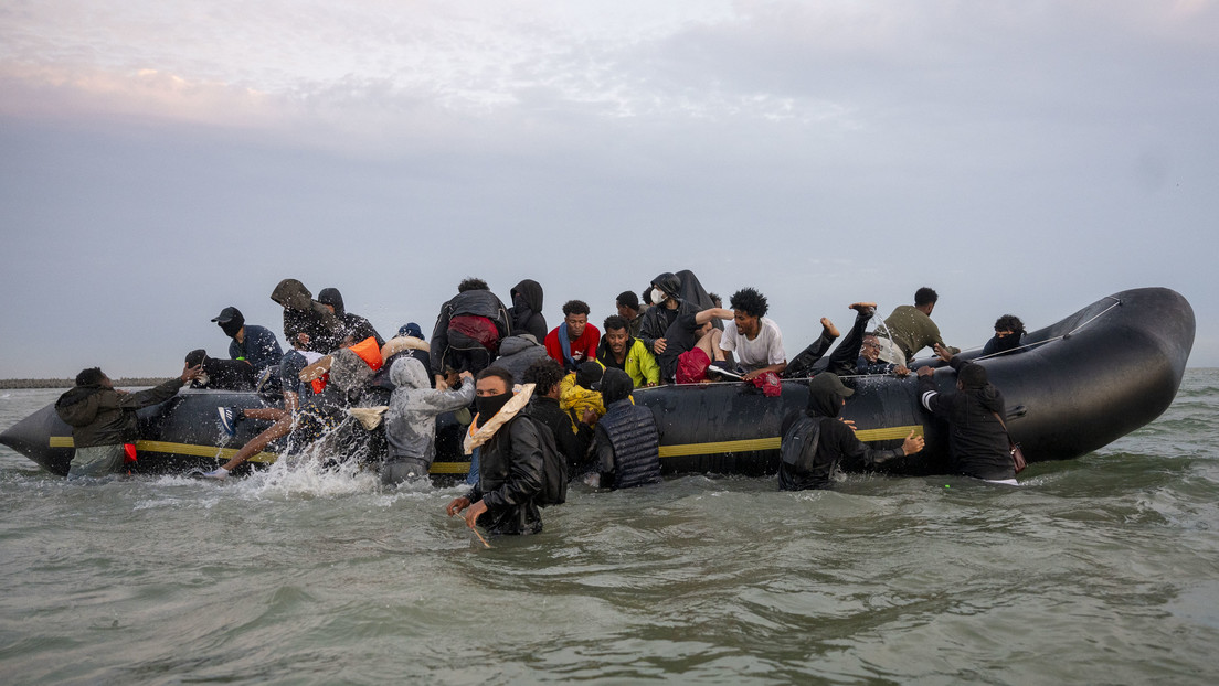 Policías franceses perforan con cuchillos un bote inflable con migrantes a bordo (VIDEO)