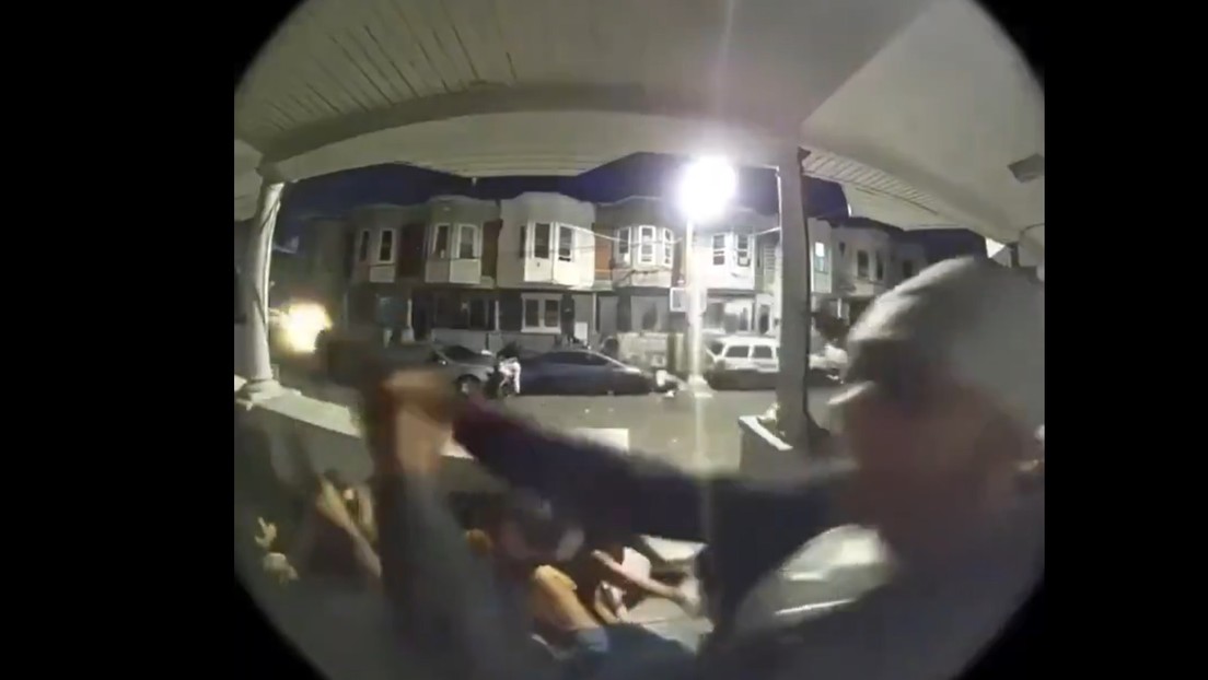 VIDEO: Brutal tiroteo es captado de cerca por la cámara de una puerta