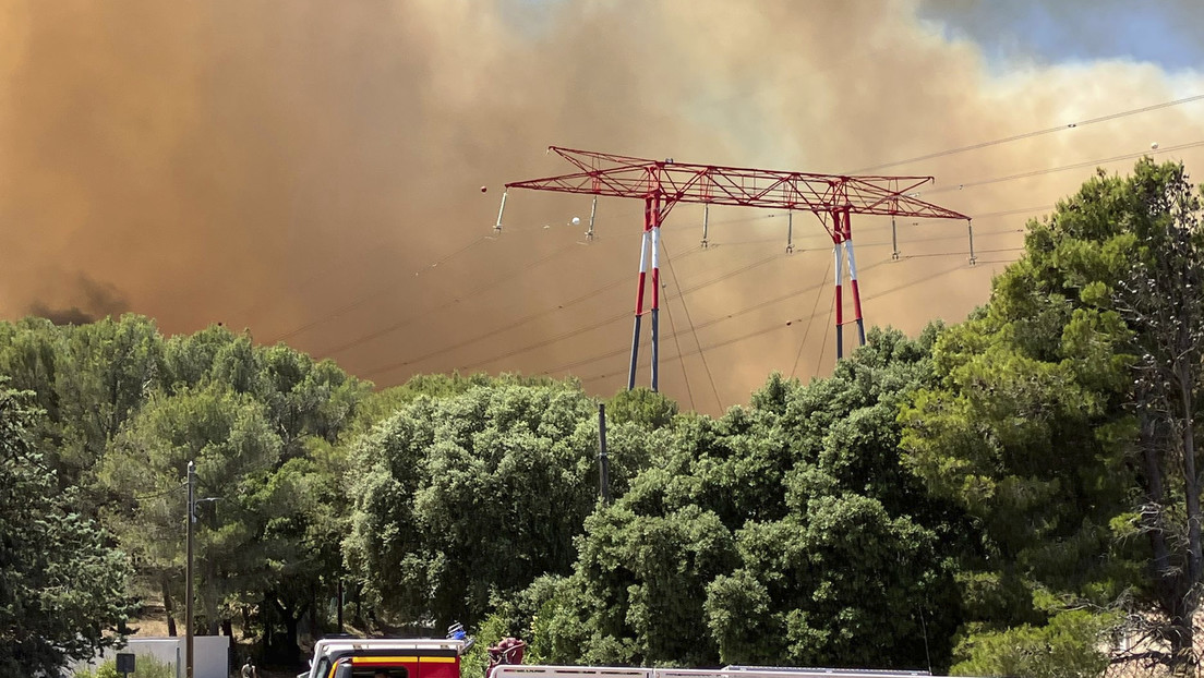 Un devastador incendio provoca el cierre de un aeropuerto y evacuaciones en el sur de Francia