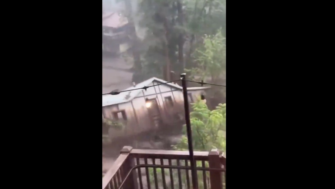 VIDEO: Momento en el que una casa entera es arrastrada por una inundación