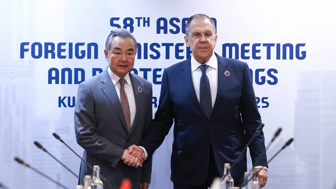 Lavrov se reúne con el canciller chino Wang Yi en Malasia