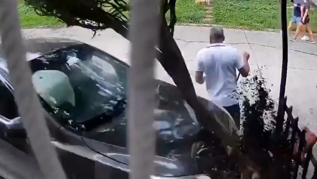 VIDEO: Se salva por centímetros de ser arrollado por un coche fuera de control