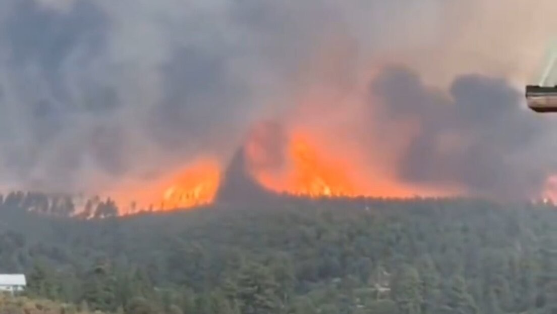 VIDEO: Un 'tornado de fuego' sorprende a bomberos durante un incendio fuera de control
