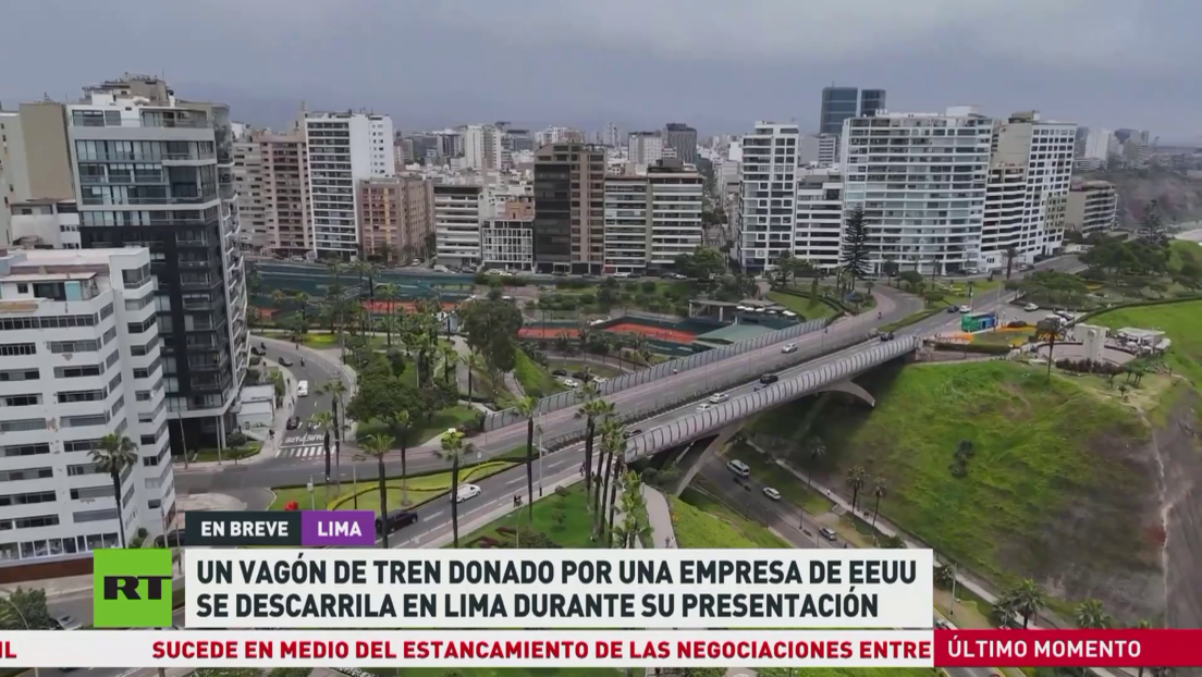 Un vagón de tren donado por una empresa de EE.UU. descarrila en Lima durante su presentación