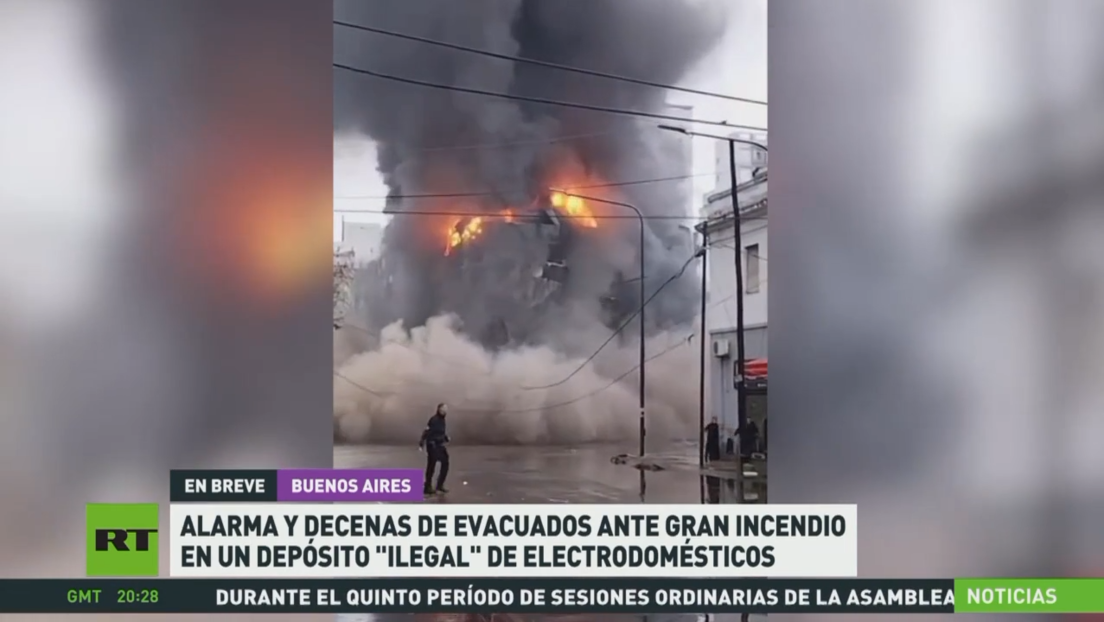 Alarma y decenas de evacuados ante gran incendio en un depósito ilegal de electrodomésticos en Argentina