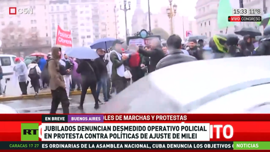 Jubilados denuncian en Buenos Aires una desmedida acción policial en protestas contra las políticas de ajuste