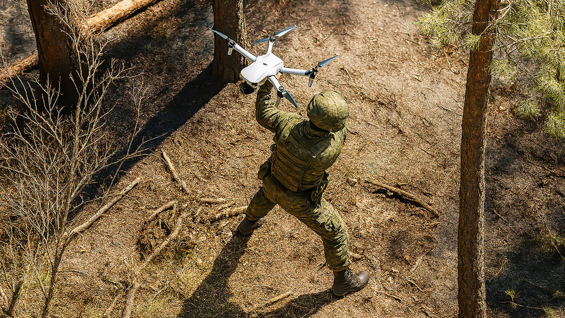 VIDEO: Militar ruso atrapa un dron FPV ucraniano con las manos y lo rompe contra un árbol