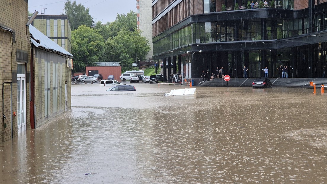 Megatormenta azota Moscú dejándola inundada (VIDEOS)