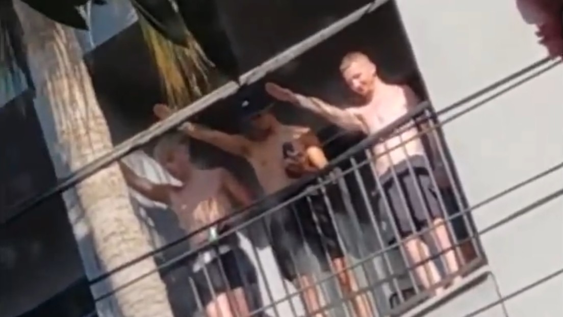 Alemanes hacen saludo nazi y ponen discursos de Hitler a todo volumen desde un hotel en España (VIDEO)