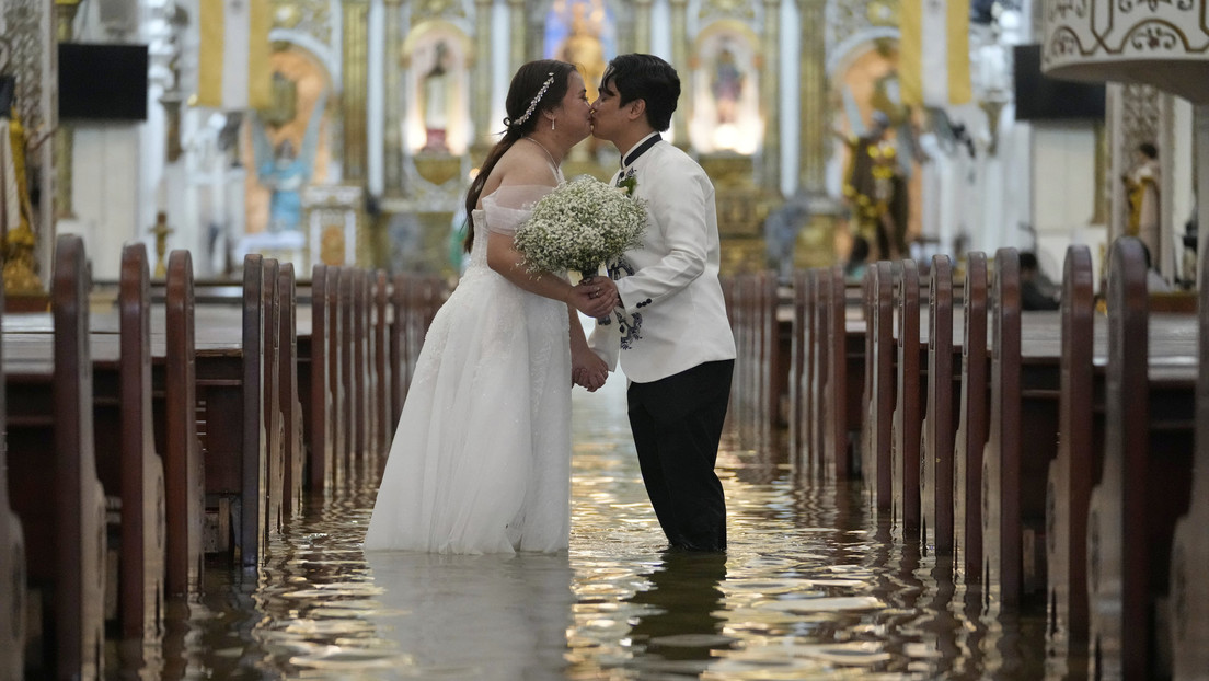Una boda extraordinaria: pareja contrae matrimonio durante un tifón