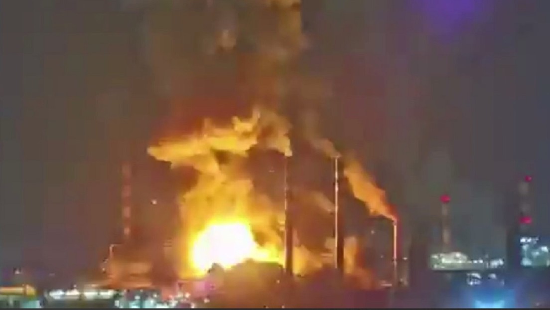 Misiles de Irán golpean una refinería israelí en un VIDEO INÉDITO