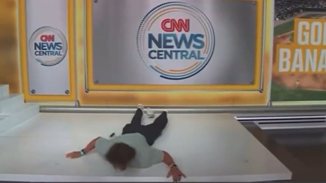 VIDEO: Invitado de CNN hace un mortal hacia atrás y se plancha la cara contra el suelo en directo