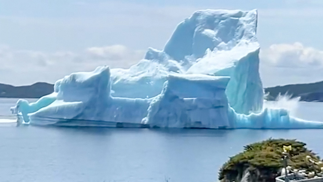 IMPRESIONANTE VIDEO: Iceberg gigante se desintegra y se hunde en el agua