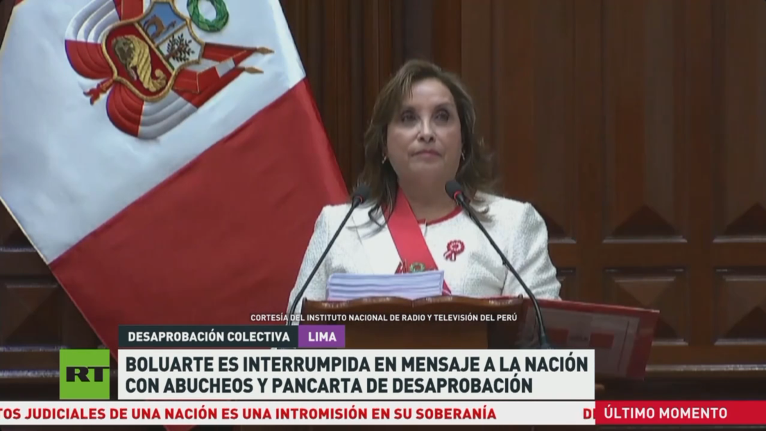 Boluarte es interrumpida en mensaje a la Nación con abucheos y pancarta de desaprobación