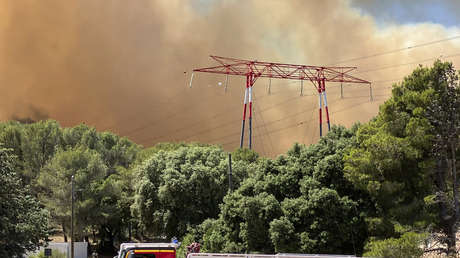 Un devastador incendio provoca el cierre de un aeropuerto y evacuaciones en el sur de Francia