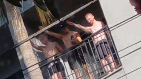 Alemanes hacen saludo nazi y ponen discursos de Hitler a todo volumen desde un hotel en España (VIDEO)