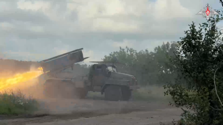 VIDEO: Salva letal de 'Granizo' ruso arrasa fortificación enemiga