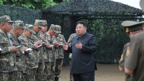 FOTOS: Kim Jong-un supervisa una competición de artillería