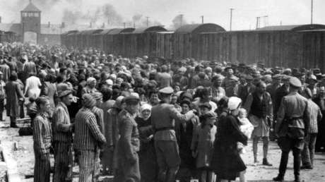 Un multimillonario exige a los bancos suizos más dinero para las víctimas del Holocausto