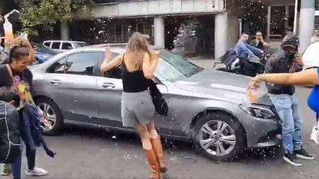 VIDEO: Agreden a mujer que lanzó insultos racistas a un policía en Ciudad de México