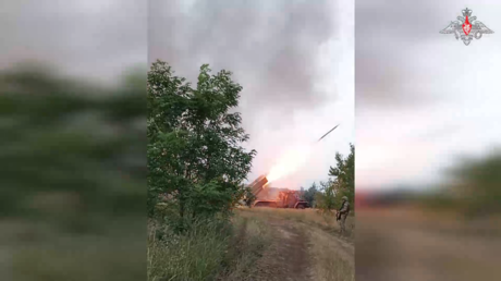 VIDEO: Tormenta de cohetes rusos arrasa un blanco enemigo oculto