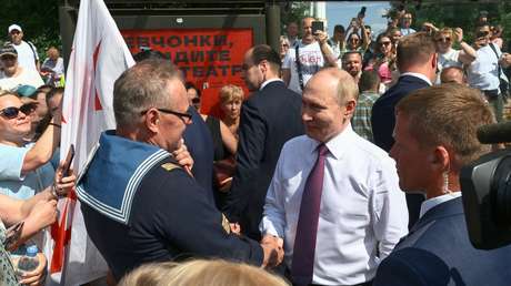 Putin conversa con ciudadanos en el Día de la Marina (VIDEO)