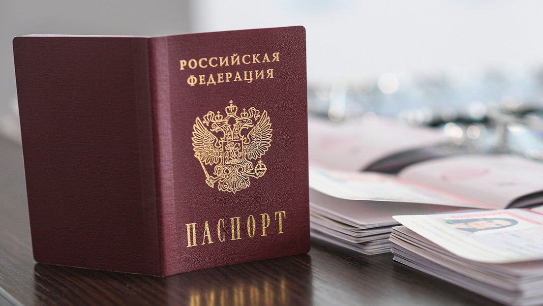 Entregan pasaporte ruso a veterano de la Gran Guerra Patria que debió irse de Letonia por su postura sobre Ucrania