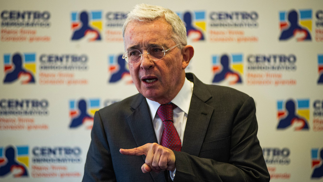 Multa, inhabilitado y 12 años de prisión en casa: la pena que 'pone contra las cuerdas' a Álvaro Uribe