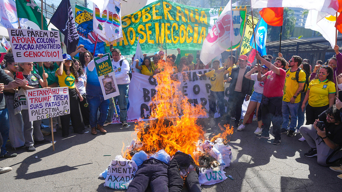 "Atrás, fascista": queman muñecos de Trump y banderas de EE.UU. en protestas en Brasil