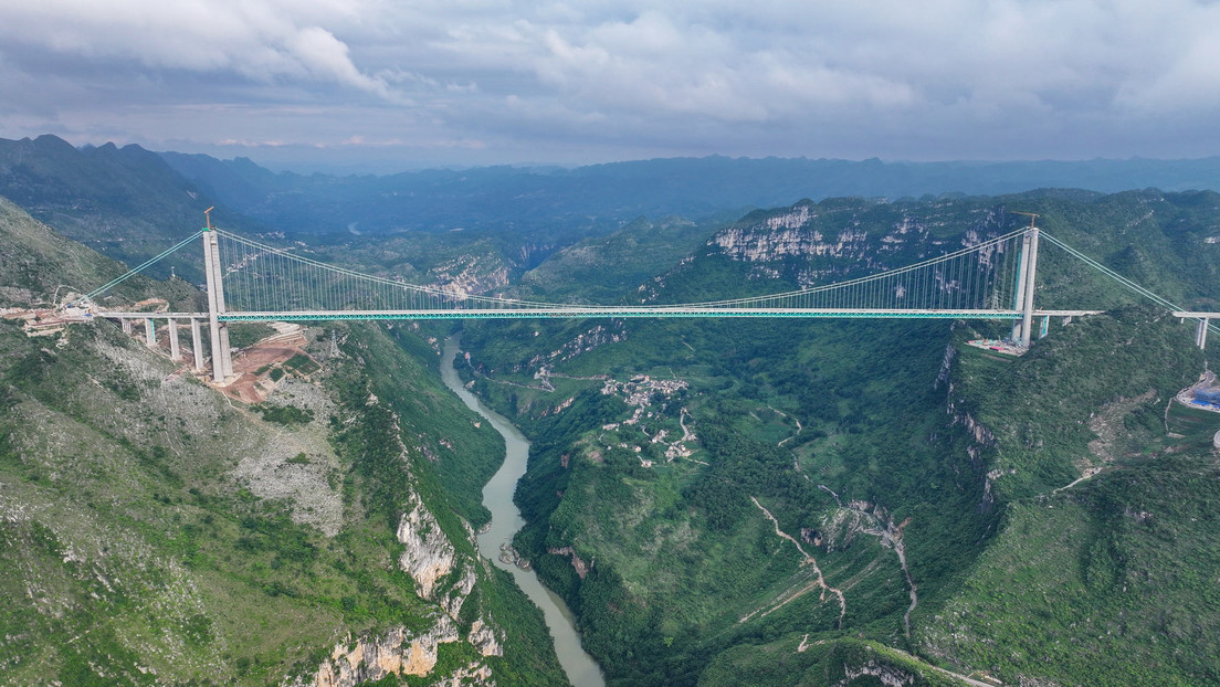 VIDEO: Cortan montañas para construir una autopista y el puente más alto del mundo