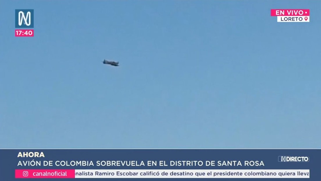 Captan un avión militar colombiano sobrevolando una zona en disputa con Perú