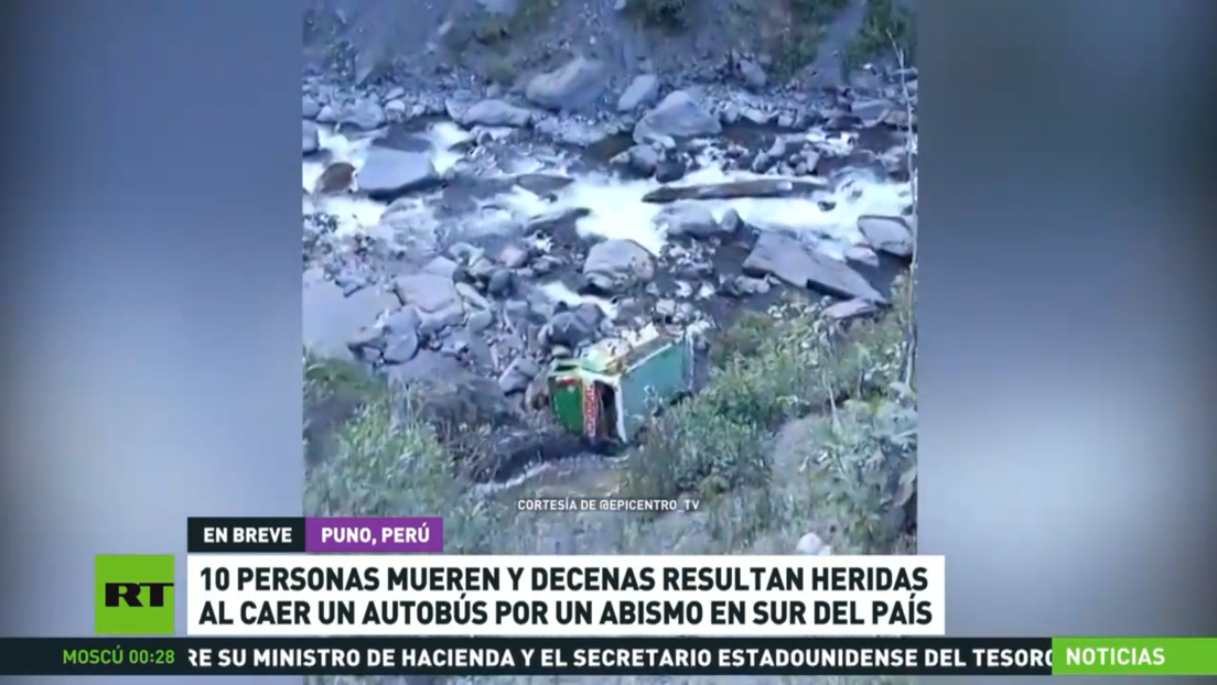 Diez muertos y decenas de heridos al caer un autobús por un abismo en sur de Perú