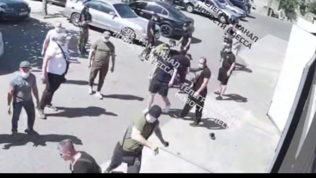 VIDEO: Multitud en Odesa se rebela contra reclutadores para salvar a un hombre de la 'busificación'