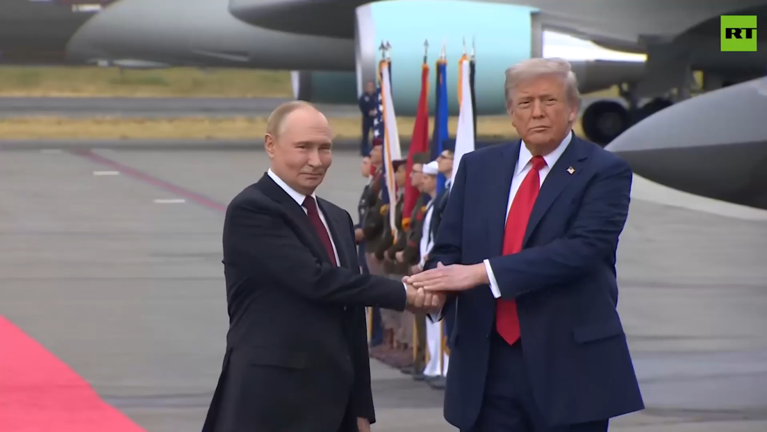 VIDEO: Primer apretón de manos entre Trump y Putin en Alaska - RT