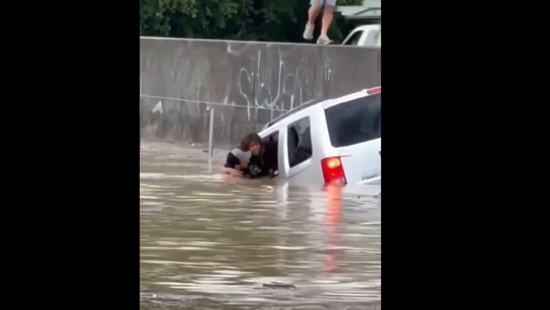 Rescata a una mujer de una inundación y su heroísmo se hace viral (VIDEO)