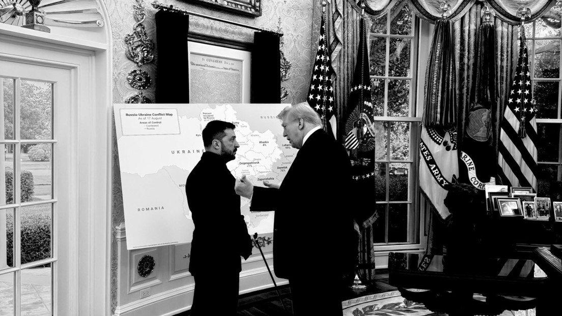 Trump muestra el actual mapa de Ucrania, que le da 'ducha fría' a Zelenski